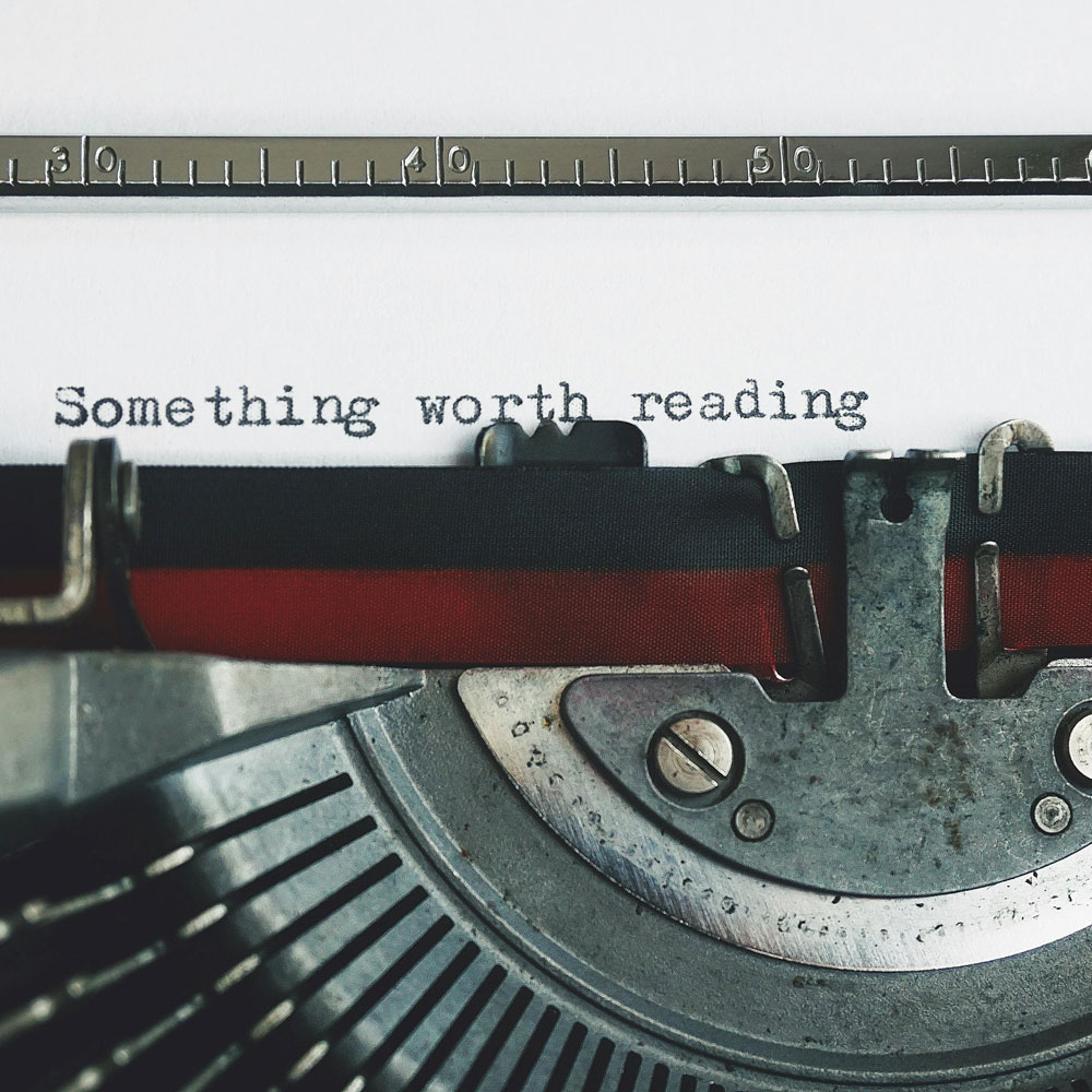 Oli-Kern-Buecher-Kachel-pexels-suzy-hazelwood-3695297